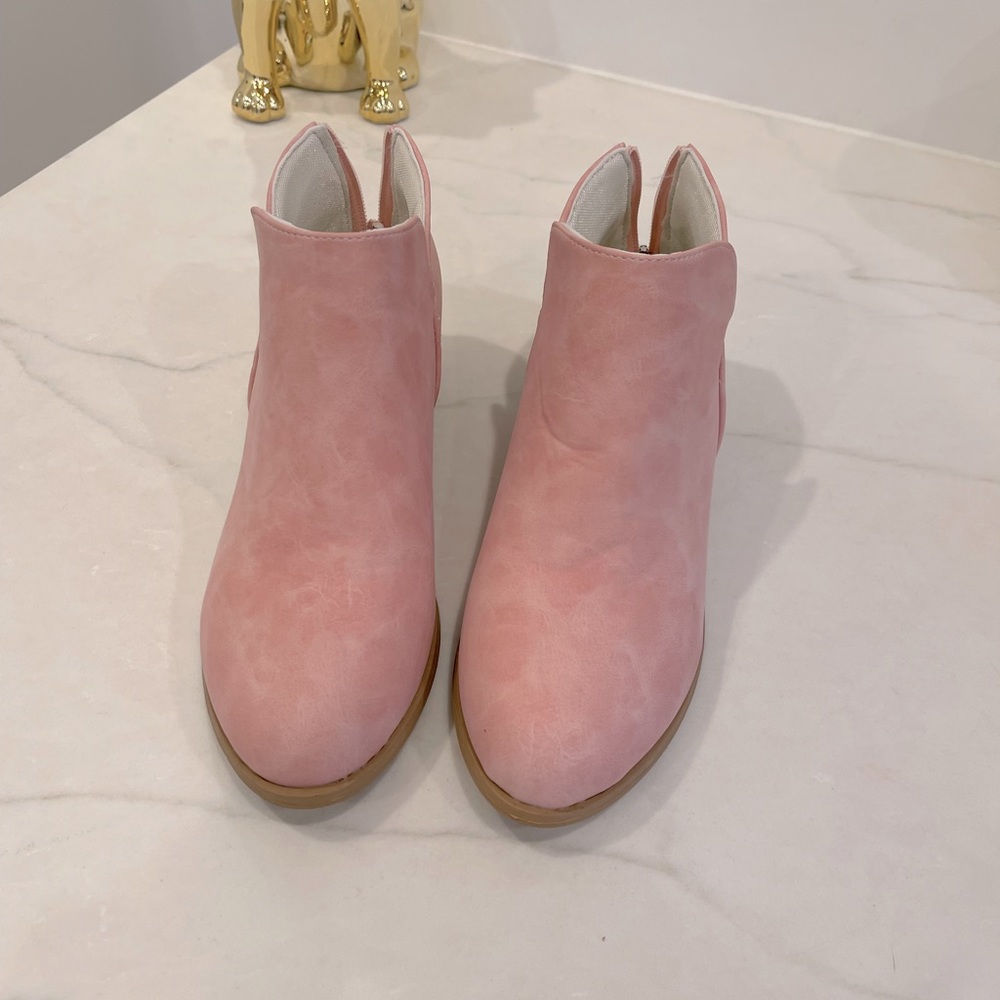 Size 8 Soft French rose pink boots. Only tried on worn in house.